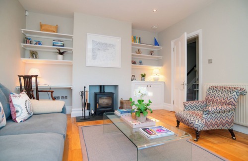 Kingsbridge House | Stylish Coastal Luxury - 5 Bed, Hot Tub, EV Charger