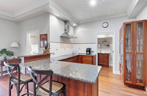 Benalla House | Stylish, comfortable and well located