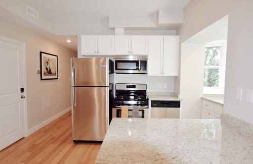 Highland Park Condo | Stylish, Comfortable Luxury Near T