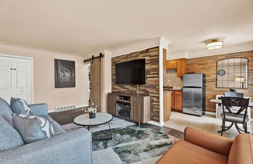 Shelby Township Apartment | Stylish & Comfy Shleby Retreat ~ Patio ~ Parking!