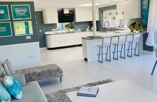 Todber House | Stylish Contemporary 5 bed , 4 bathrooms house near Shaftesbury gated entry