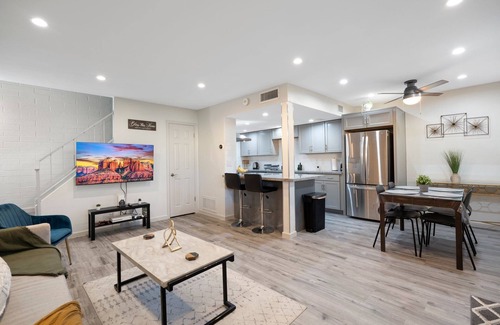 Mesa Condo | Stylish Condo w/Pool + Kitchen - Mesa Retreat