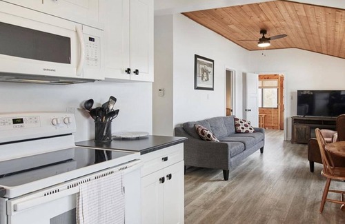 Selwyn Cottage | Stylish cottage getaway with stunning water views!