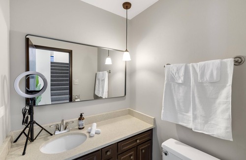 Downers Grove House | Stylish Cozy Getaway With Fireplace! + Foosball - Downers Grove