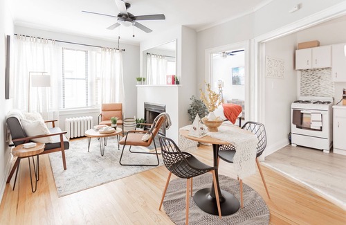 Boystown Apartment | Stylish|Cozy Getaway in Lakeview|1BR|3min~Wrigley