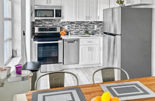 Harbor Village Apartment | Stylish & Cozy Home Close To Beach- Free Parking, Private, Backyard, Laundry