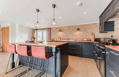 Faringdon Cottage | Stylish, dog friendly holiday home with a hot tub in the heart of the Cotswolds - The Stables