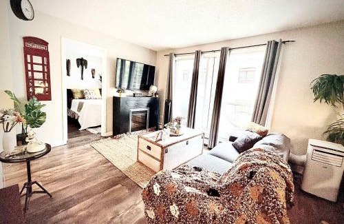 North Central Edmonton House | Stylish Downtown Condo near Rogers Place l Parking, Gym, Balcony & Kitchen