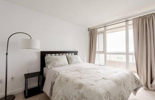 CityPlace Apartment | Stylish Downtown Lakeview Condo - One Free Parking