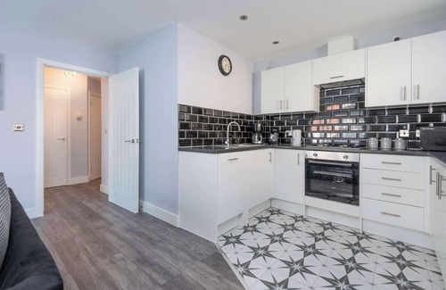 Glyndon Apartment | Stylish Elegant New Flat 5 Min from Elizabeth Line