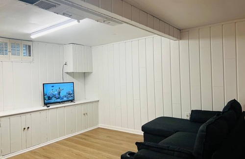 Elmhurst House | Stylish Elmhurst Ranch Home Pet-friendly Oasis