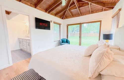 Alamo Heights House | Stylish Family Mid Century Modern 4 bed