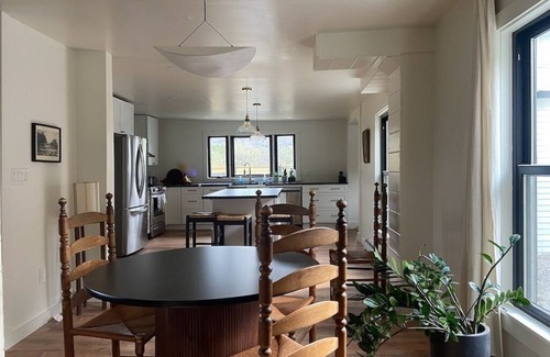 South Londonderry Ski Chalet | Stylish Farmhouse - Close to Ski, Golf + Hot Tub