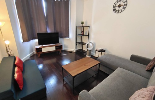 Forest Gate Apartment | Stylish Flat in London With Free Parking