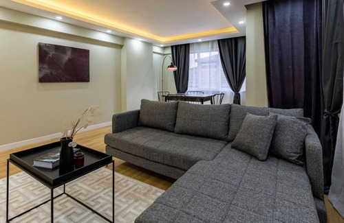 Maltepe Apartment | Stylish Flat near Public Transportation in Maltepe