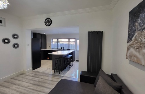 East Ham South House | Stylish Flat | Sleeps 3 | E6