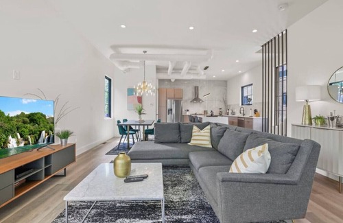 Downtown Columbus Apartment | Stylish Getaway!-Columbus-3 Bedroom Masterpiece!