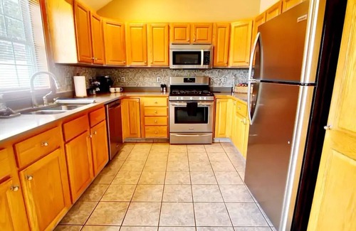 Scranton House | Stylish Getaway: Owners Suite, Game Room, Mountain Views, Close to Attractions
