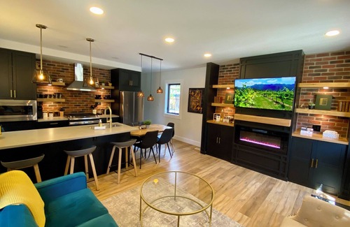 Kingsville House | Stylish Getaway w/putting green, bbq, fire-pit, smart TVs | Walk to restaurants