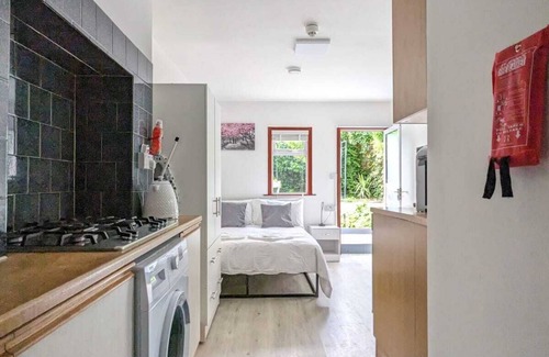 Askew Apartment | Stylish Ground Floor Garden Flat nr Central Londonnn
