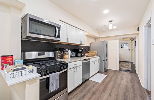 Dixon Park House | Stylish Group Getaway | Pool & Courtyard Fun