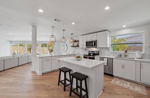 Gulf Gate Estates House | Stylish Gulf Gate Retreat w/Private Pool Near Siesta Key