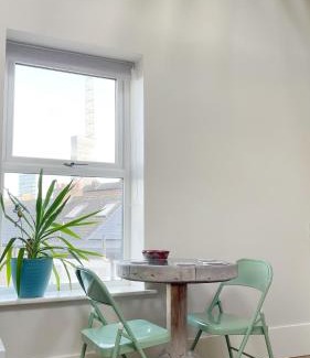 Grand Canal Dock Apartment | Stylish High Ceiling Home in South City Center