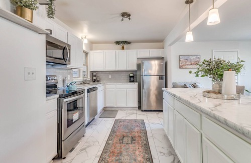 Tulsa House | Stylish home close to golf court & a casino