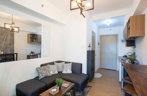 Ususan Condo | Stylish Home Near Airport and Cities
