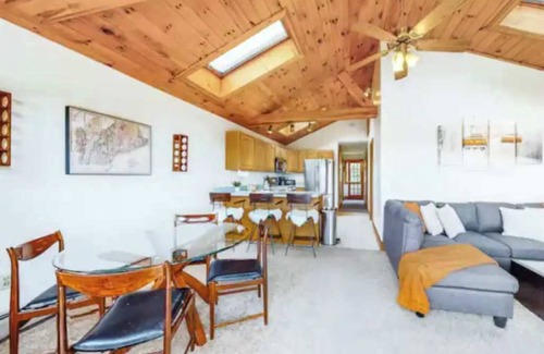 Mount Holly House | Stylish home w/WD, stunning views, mins to Okemo