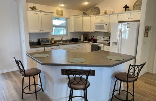 Fruitland Park House | Stylish Home with Golf Cart, Lanai & Prime Location Near Town Squares!