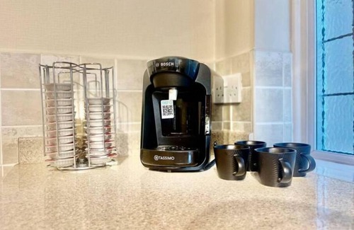 St. Andrew's House | Stylish Hornchurch Home | Central Location & Parking | Greater London | Sleeps 6