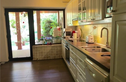 Iasi House | Stylish House in a Quiet and Green Area in Iasi