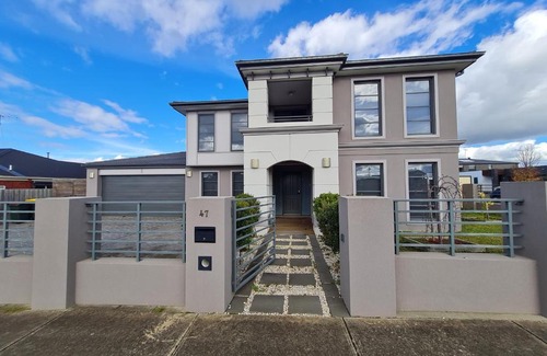Bell Park House | Stylish House in Geelong for Large Family or Group