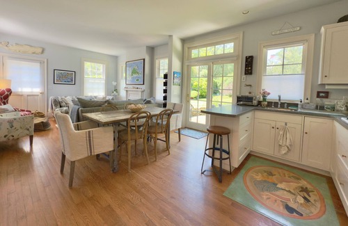 Vineyard Haven House | Stylish In-Town Cottage- Walk to everything!