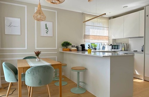 Uxbridge North Apartment | Stylish Japandi-Inspired 2-Bedroom Home with Terrace, Parking & EV Charger.