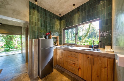Sabaneta de Yasica Cabin | Stylish Jungle Cabin – Riverfront Retreat with Hammocks & Wi-Fi
