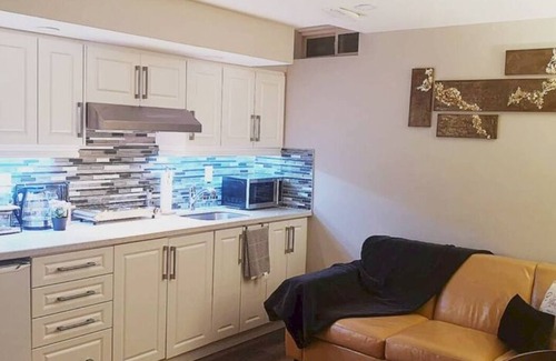Halton Regional Municipality Apartment | Stylish king bed/Free parking