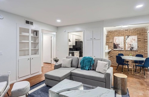 Bouldin Apartment | Stylish King Suite Getaway | Sleeps 4 | Pool, Prkg