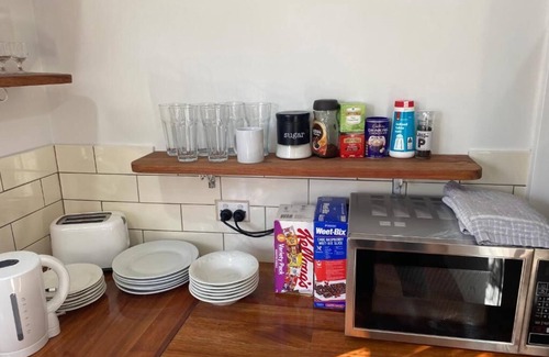 Lake Albert House | Stylish Lake Albert Cottage. Wagga Wagga
