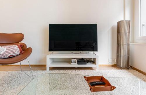 Eaux-Vives Vollandes Apartment | Stylish Lakeside Home by the Jet d’Eau #2