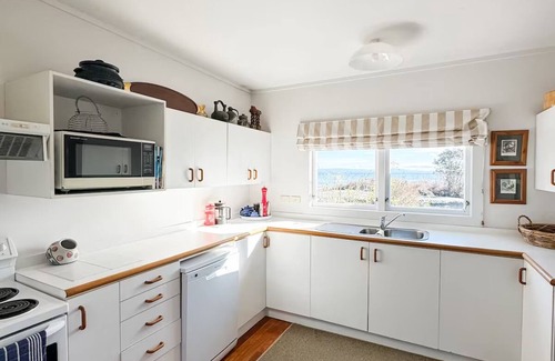 Taupo District House | Stylish Lakeside Living