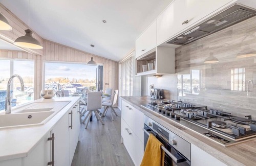 Windsor House | Stylish Lodge At Windsor Racecourse Marina