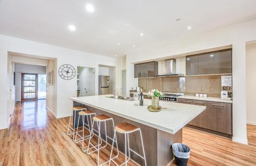 Point Cook House | Stylish Luxe House For Big Group Near Shopping Center