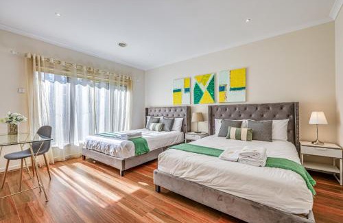 Point Cook House | Stylish Luxe House For Big Group Near Shopping Center