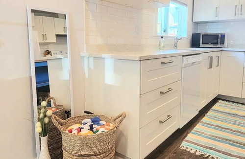 Cultus Lake House | Stylish Main-Beach Lake House with A/C