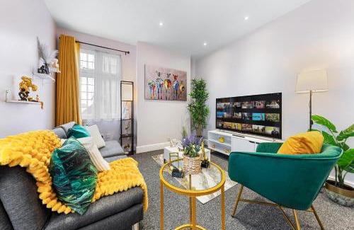 High Barnet Apartment | Stylish & Modern 2-Bedroom London Hideaway - King Bed- Sleeps 6 - Parking Available - Instant Book - 20 Percent Off Long Stays!