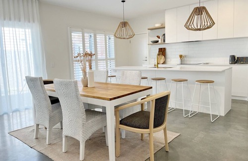 Belmont House | Stylish modern 3-bedroom townhome in enchanting Belmont with AC, WiFi