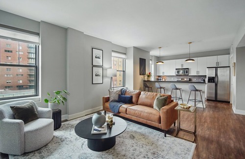Downtown Des Moines Condo | Stylish, Modern and Posh Downtown Kirkwood Suite Escape