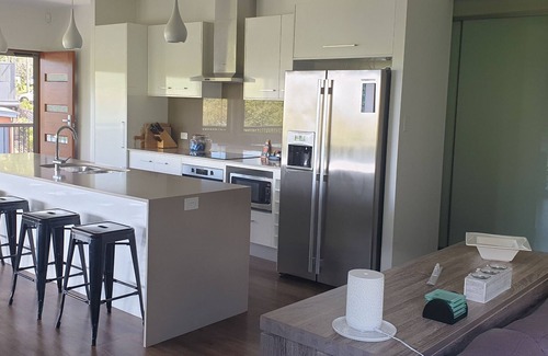 Somerset Dam House | Stylish modern cottage on Somerset sleeping 10 with space for boat and jetski